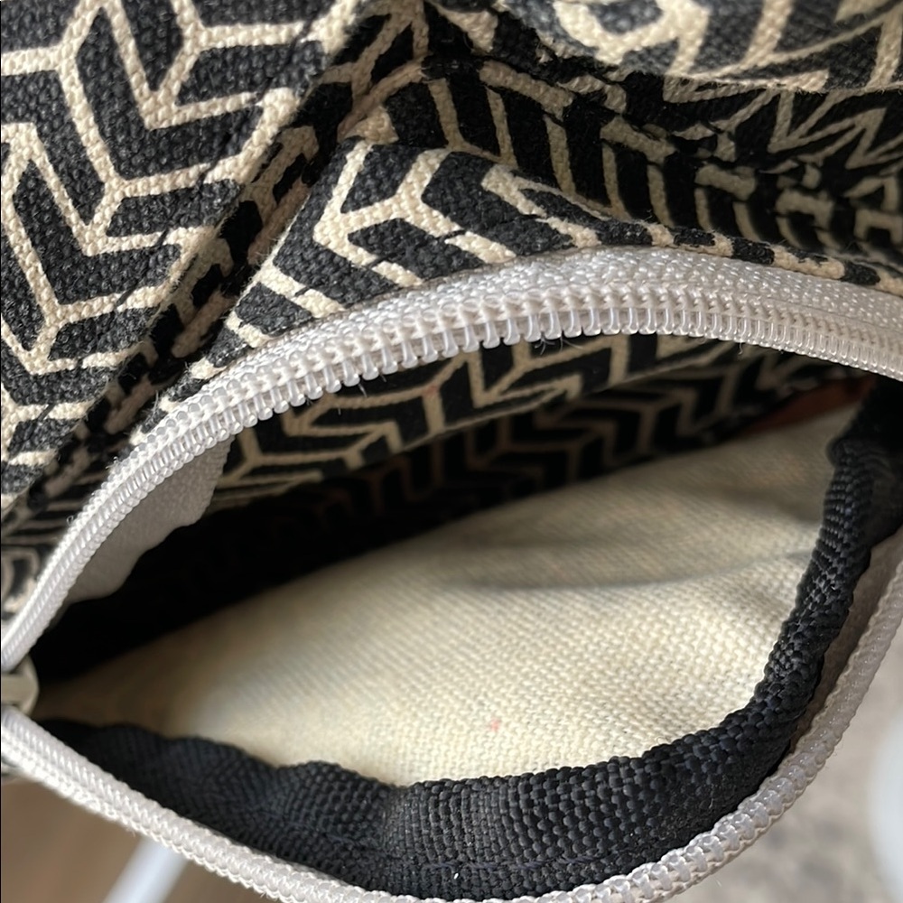 Kavu Rope Sling Bag Chevron Hiking Backpack Crossbody NWOT - Picture 4 of 9